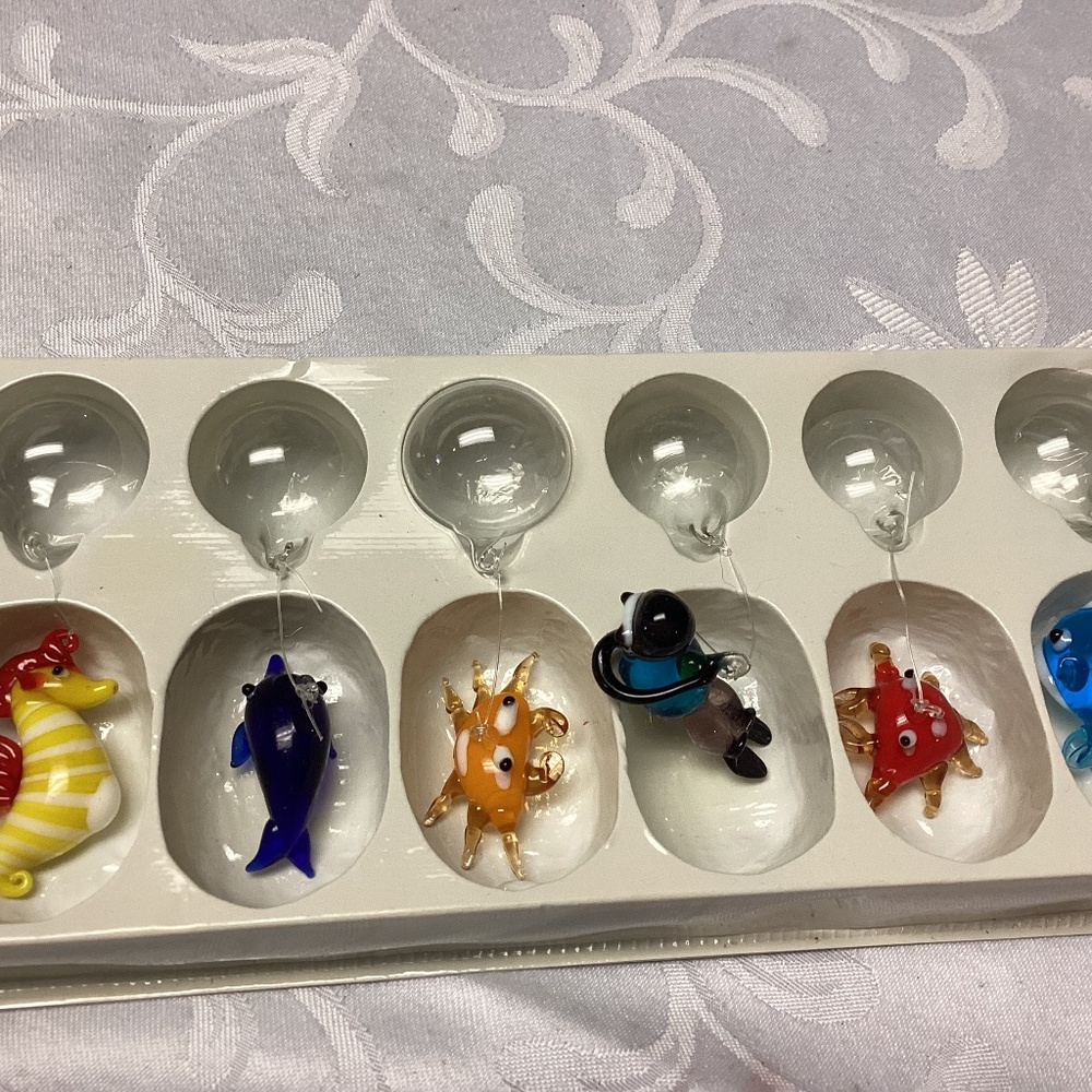 GLASS MINIATURE. ITEMS MUST SEE 2 PACKAGES